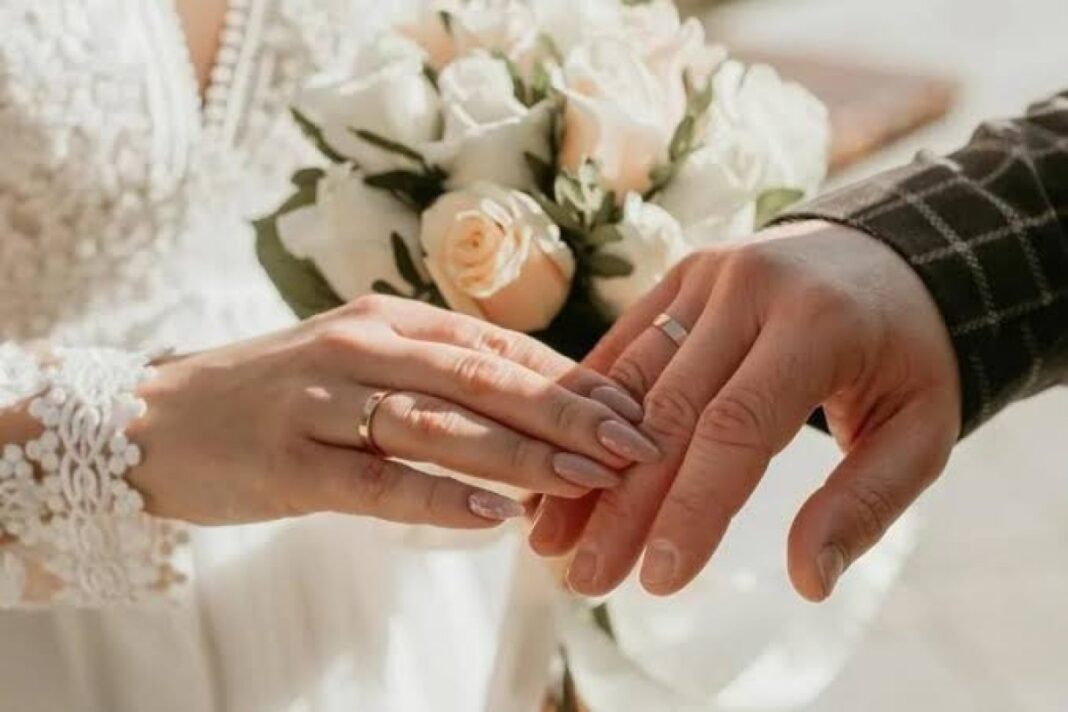 early-marriage-rule Силуэты семьи на фоне заходящего солнца