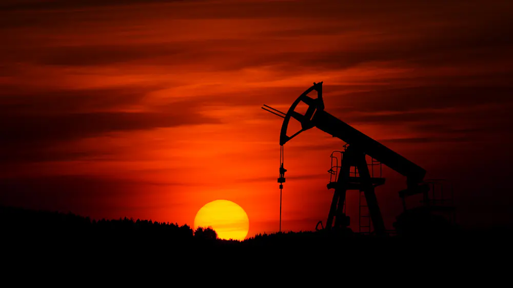 Global Oil Supply Pumpjack Нефтяная качалка на закате – иллюстративное фото