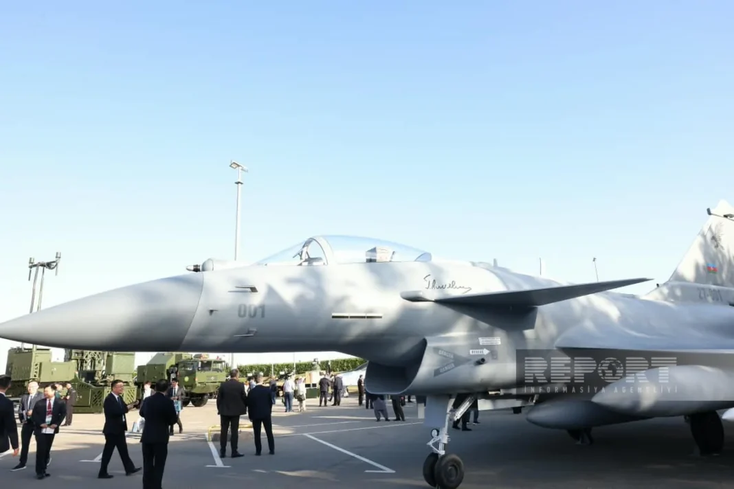 Учебный самолет HÜRKUŞ-2 на выставке ADEX 2026 в Баку