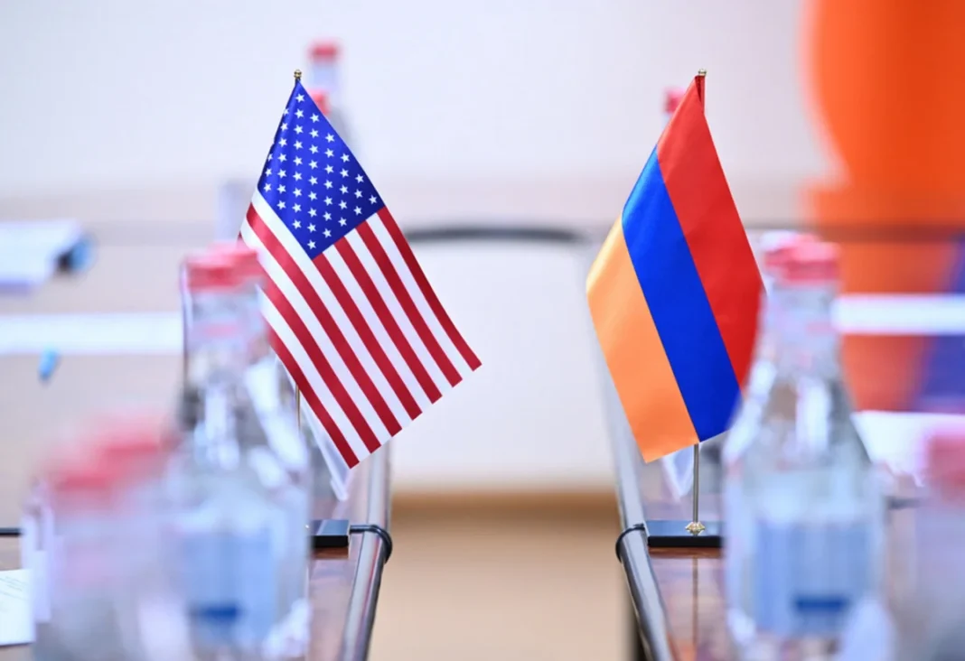 Оборонные консультации США и Армении Представители США и Армении на двусторонних оборонных консультациях