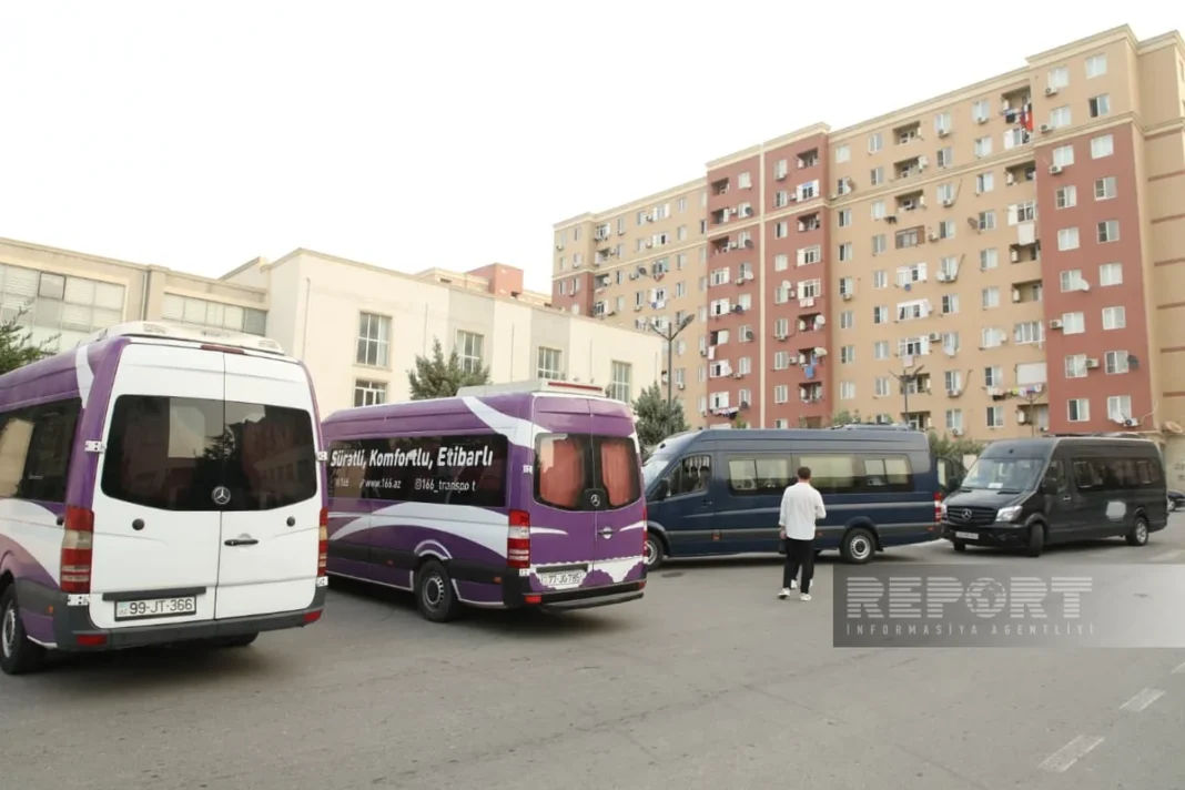 Семьи переселенцев перед отправлением в освобождённые районы Азербайджана