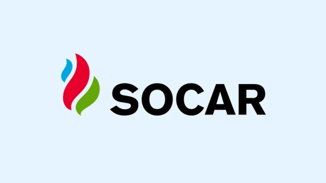 Подписание соглашений SOCAR на AIIF 2026 Обмен подписанными документами SOCAR на инвестиционном форуме в Баку
