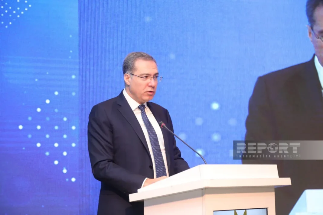 Помощник президента Азербайджана Шахмар Мовсумов выступает на инвестиционном форуме в Баку