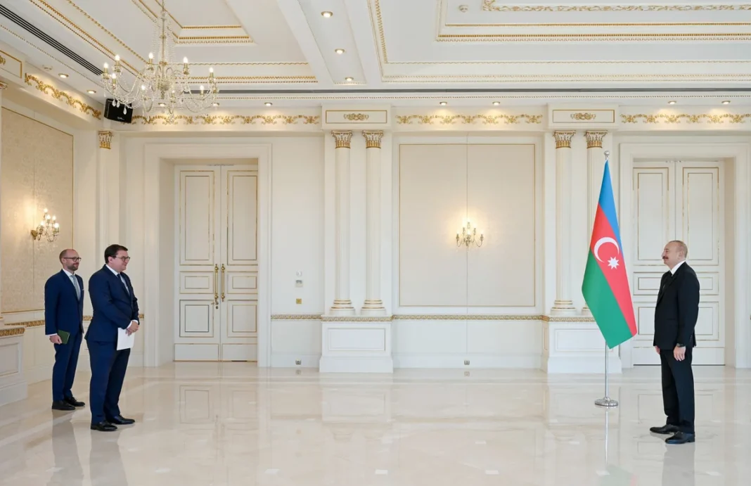 aliyev-austria-gas Президент Ильхам Алиев и посол Австрии Этьен Берхтольд на встрече в Баку