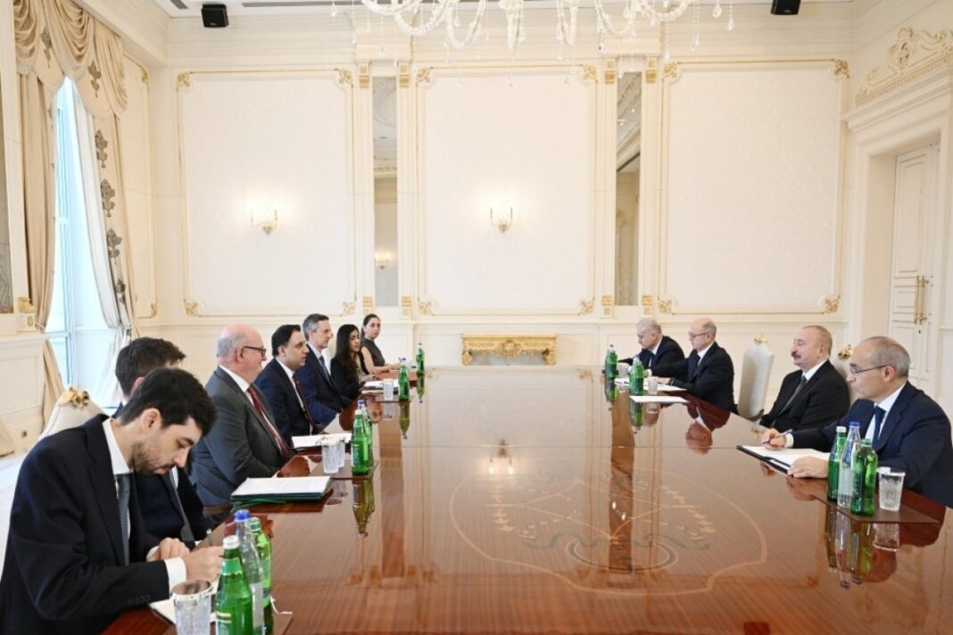 aliyev-sarwar-baku-talks Президент Азербайджана Ильхам Алиев и британский министр Анас Сарвар на встрече в Баку