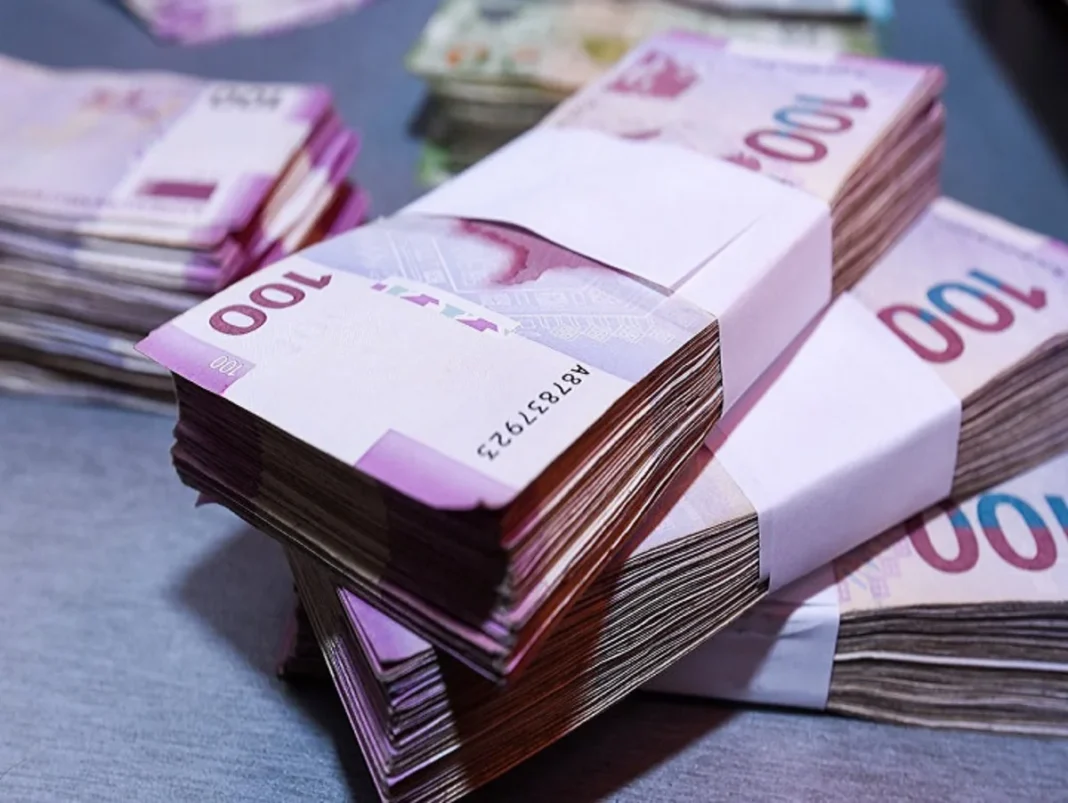 azerbaijan-budget-2030 Манаты и монеты Азербайджана на фоне флага