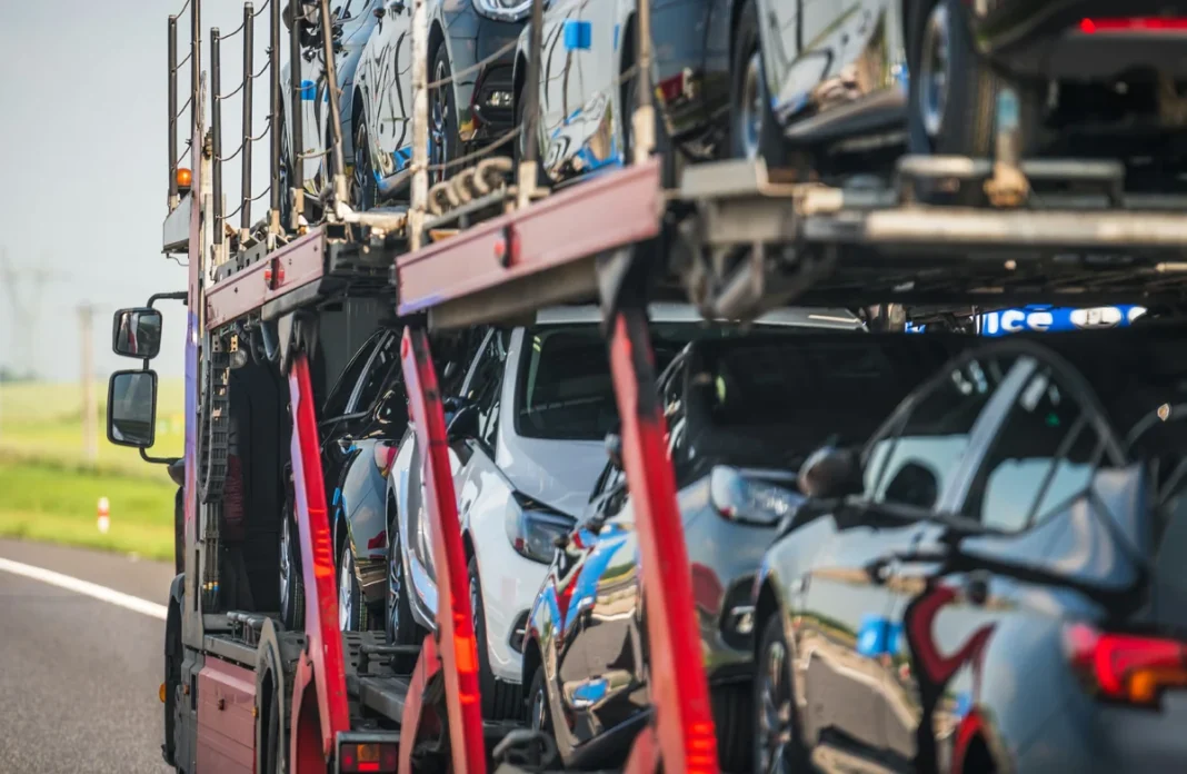azerbaijan-car-imports-oct19 Легковые автомобили на автовозе, иллюстративное фото