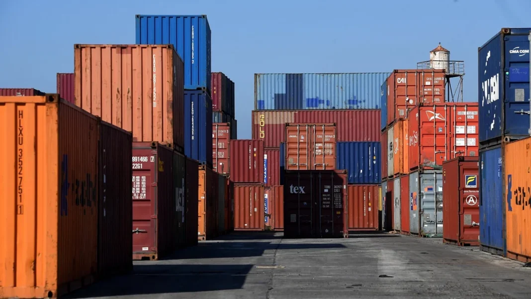 azerbaijan-trade-balance-oct19 Грузовые контейнеры на терминале, иллюстративное фото