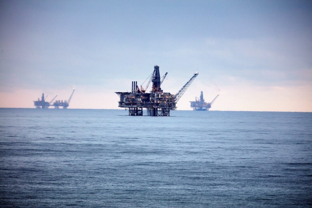 Нефтяная качалка на месторождении