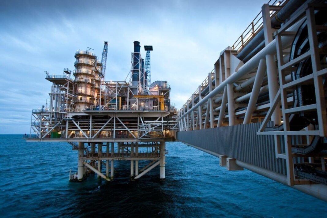 azeri-light-price Нефтяной насос на фоне флага Азербайджана