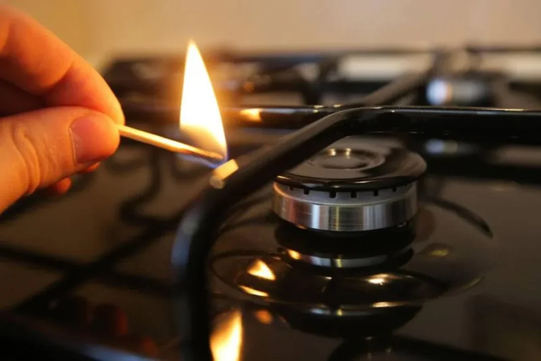 baku-gas-outage-oct20 Газовая конфорка и зажжённая спичка – иллюстрация к сообщению об отключении газа