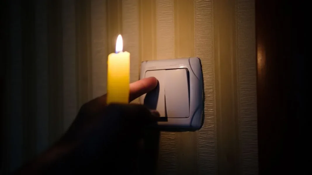 baku-power-outage-oct22 Свеча у выключателя во время отключения электричества