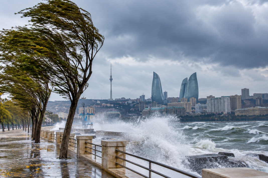 baku-wind-warning-oct19 Сильный ветер и волны на набережной Баку – иллюстрация к прогнозу погоды