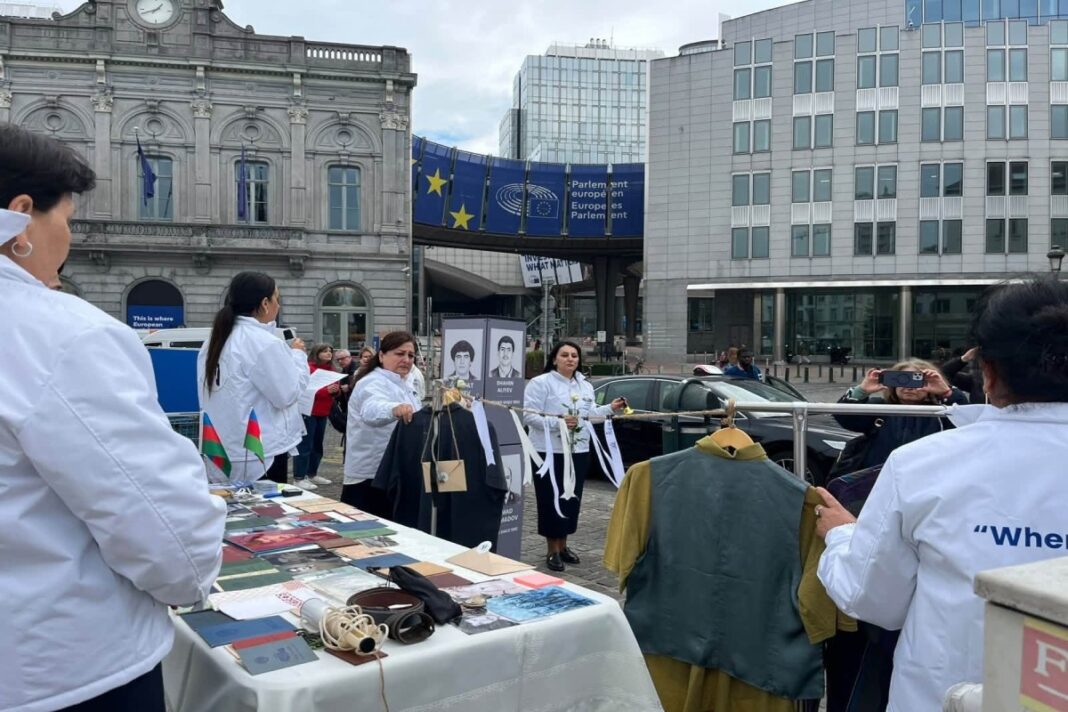Участники акции семей пропавших без вести азербайджанцев у Европарламента в Брюсселе, 20 октября 2026 года