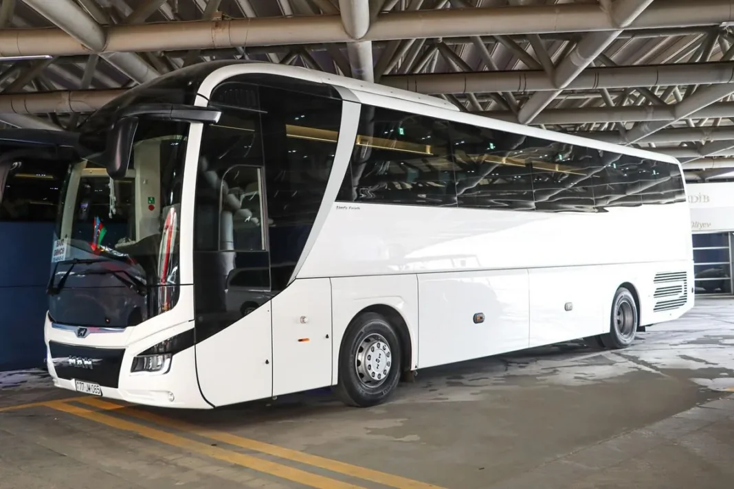 bus-route-tender Красный автобус на маршруте в Азербайджане