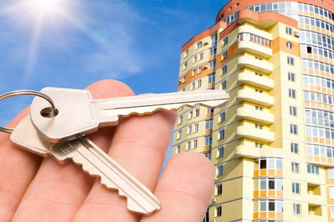 housing-prices-oct16 Ключи от квартиры на фоне жилого дома – иллюстрация к ценам на жильё