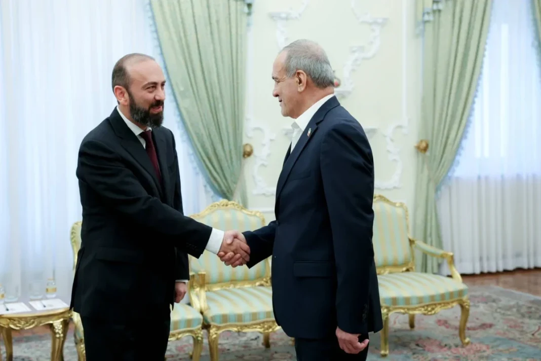 mirzoyan-pezeshkian-tripp Арарат Мирзоян и Масуд Пезешкиан на встрече в Тегеране