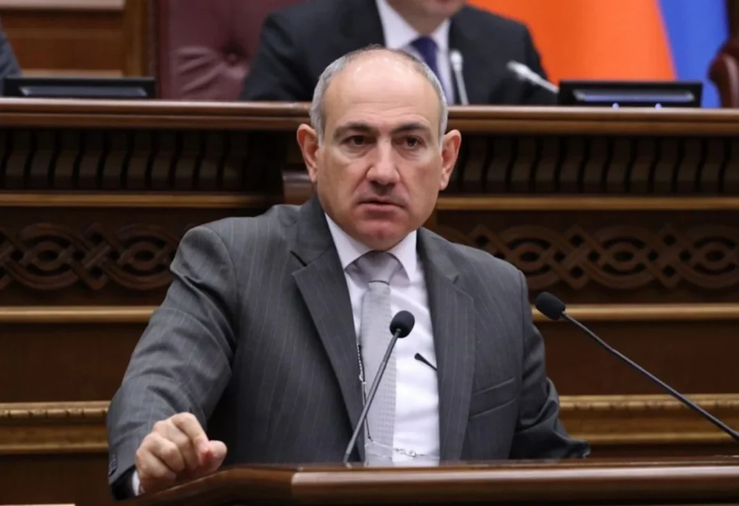 nikol-pashinyan-briefing Премьер-министр Армении Никол Пашинян во время выступления