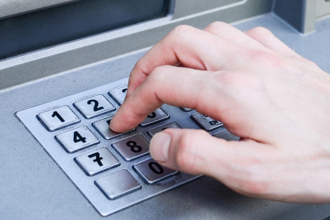 pension-restoration-five-years Ввод PIN-кода в банкомате – иллюстрация к пенсионным выплатам