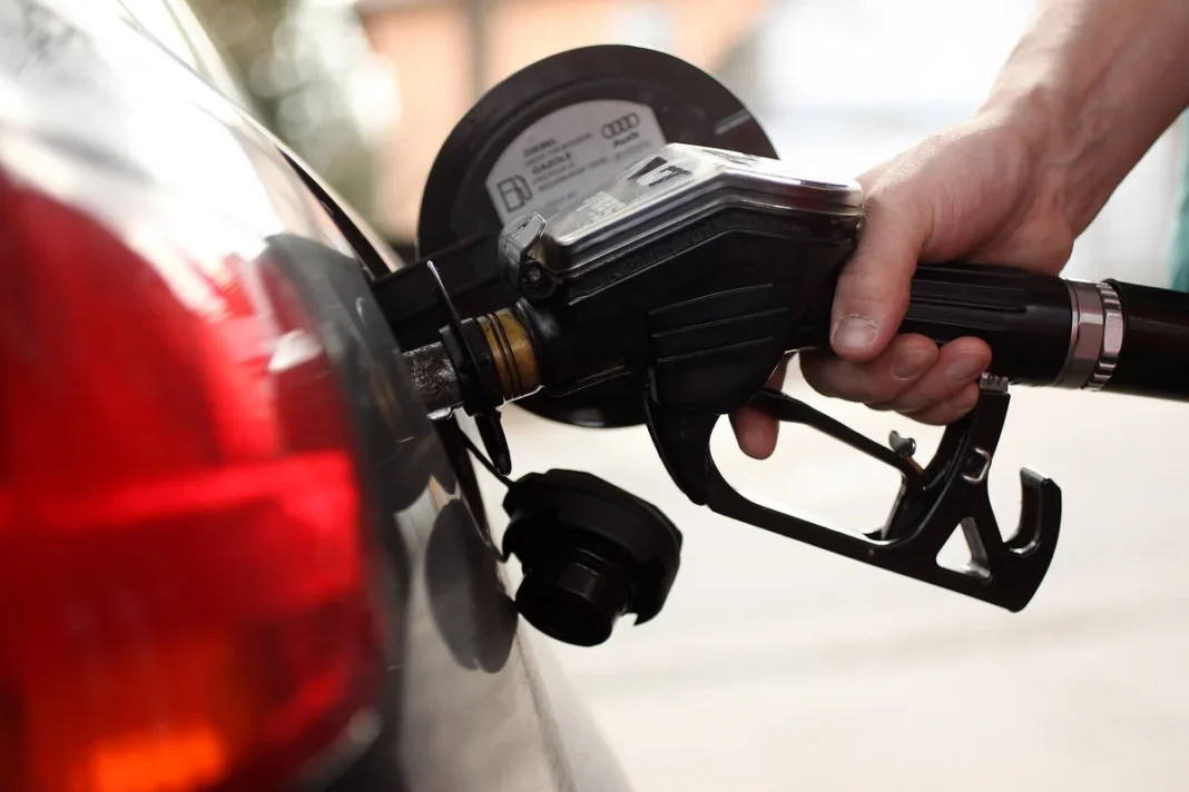 petrol-imports-oct16 Заправка автомобиля бензином – иллюстративное фото