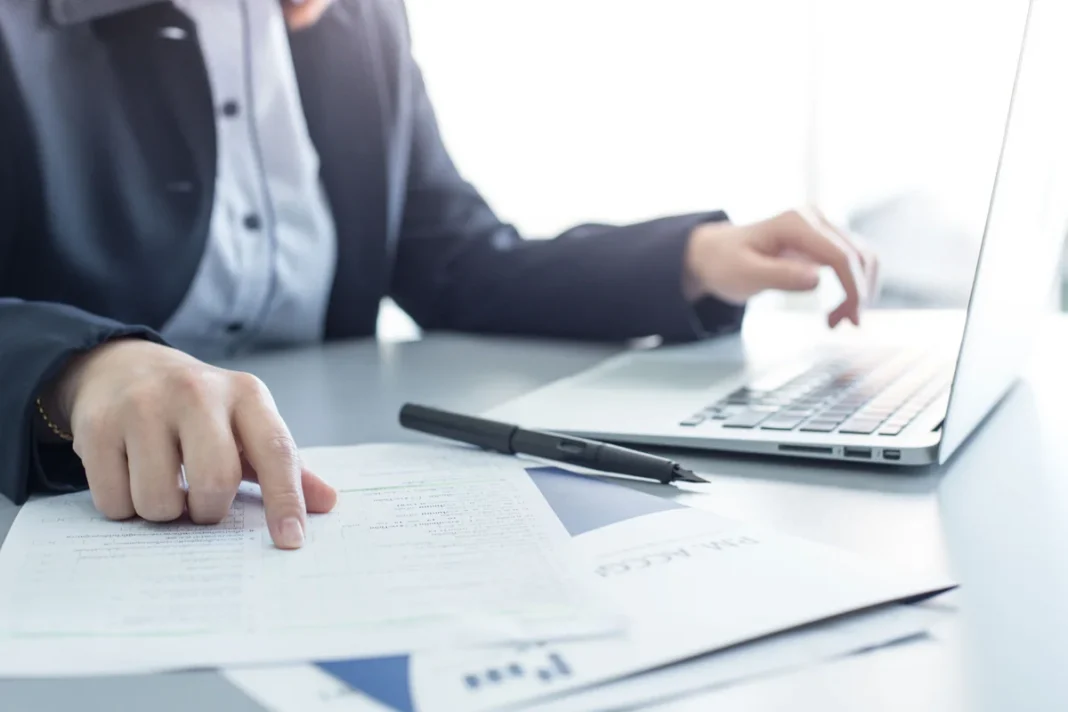 real-estate-cadastre-system Президент Азербайджана Ильхам Алиев подписывает документ