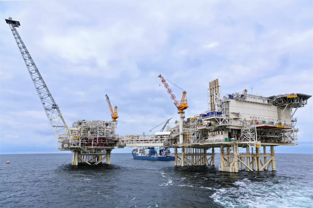 shah-deniz-offshore-piles-oct20 Действующая платформа «Шахдениз Браво» в Каспийском море – иллюстрация к новому этапу компрессионного проекта